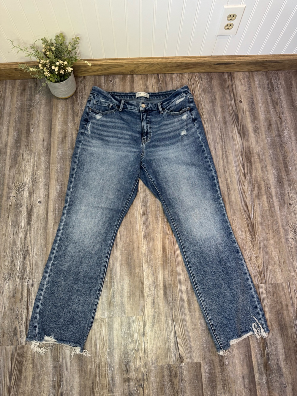 BKE Denim Womens Gabby Distressed Curvy Fit High Rise Cropped Straight Jeans 32